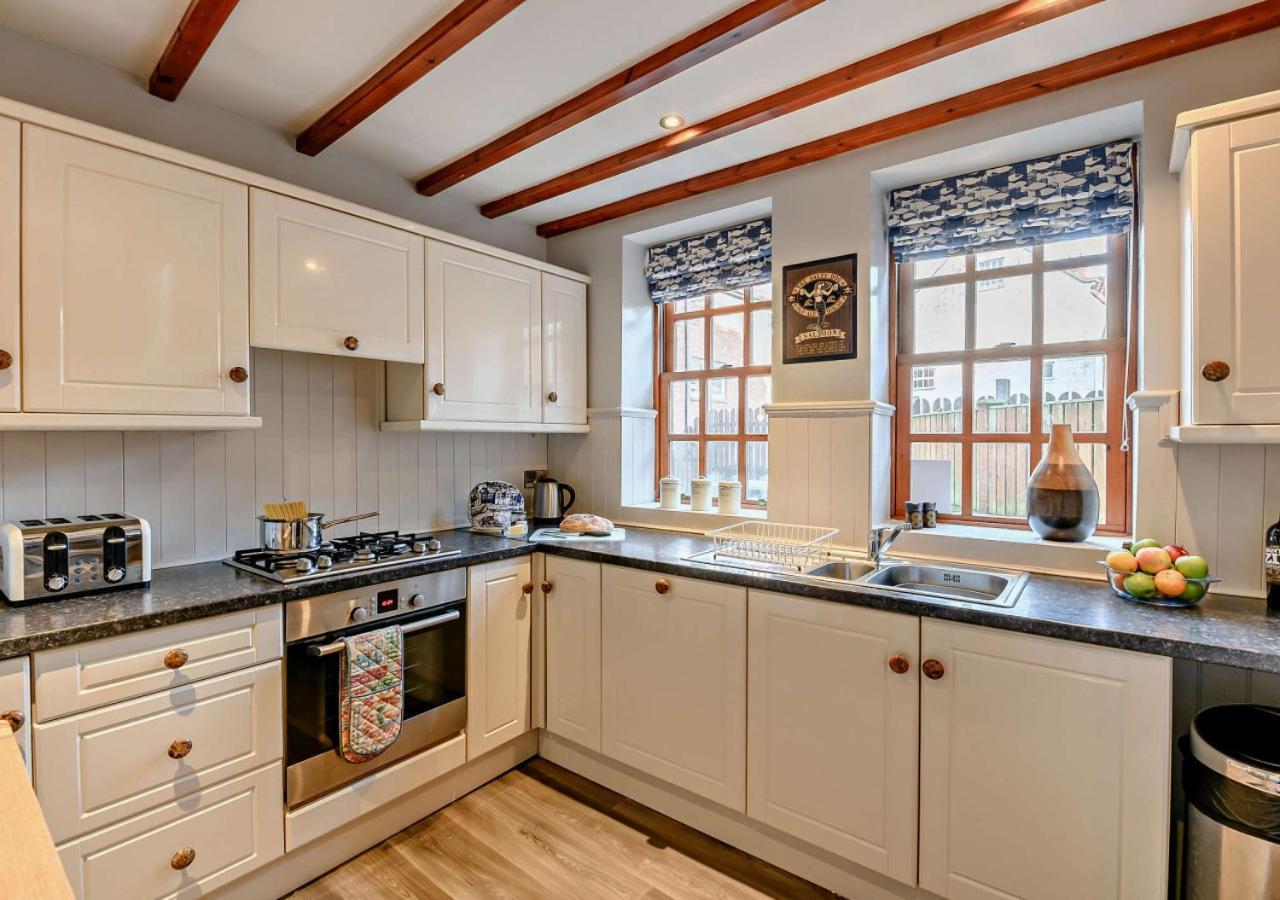 Salty Dog Cottage Whitby Extérieur photo